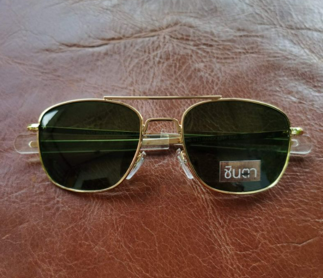 (ว#011) แว่นตากันแดด แว่นตาวินเทจ แว่นเก่าเก็บยุค 2000 รุ่น Pilot Bar กรอบแว่นทรงนักบิน สีทอง มีบาร์ เลนส์กันแดดสีดำ​ วินเทจแท้