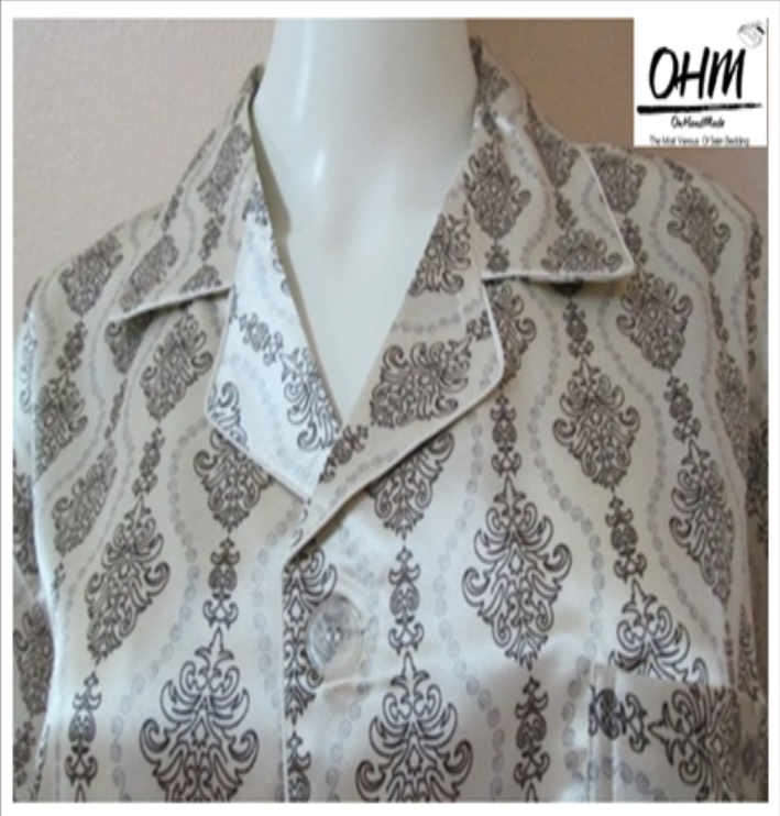 MH90-ชุดนอนผ้าซาติน (ผู้ชาย) เสื้อแขนสั้นและกางเกงขายาว ผ้าซาตินแท้ พื้นครีม ลายวินเทจน้ำตาล