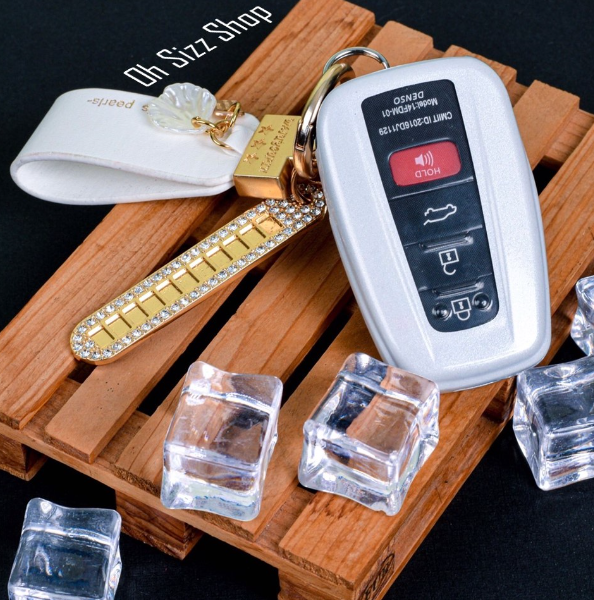 K88-เคสรีโมทรถ ขาวมุกพร้อมพวงกุญแจพรีเมียม Toyota Cross 2022 แบบฝาปุ่มใสหน้าหลัง สามารถดึงกุญแจในรีโมทได้